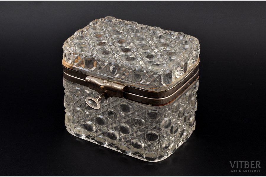tējas kārbiņa, Tējas tirdzniecības biedrība "V.Vysotskis un Co" Maskavā, metāls, stikls, Krievijas impērija, 19. un 20. gadsimtu robeža, 12.5 x 9 x 10.4 cm, ar oriģinālo atslēgu, virsmas skrāpējums un neliela plaisa - augšējā vāka labajā stūrī (gar metālu)