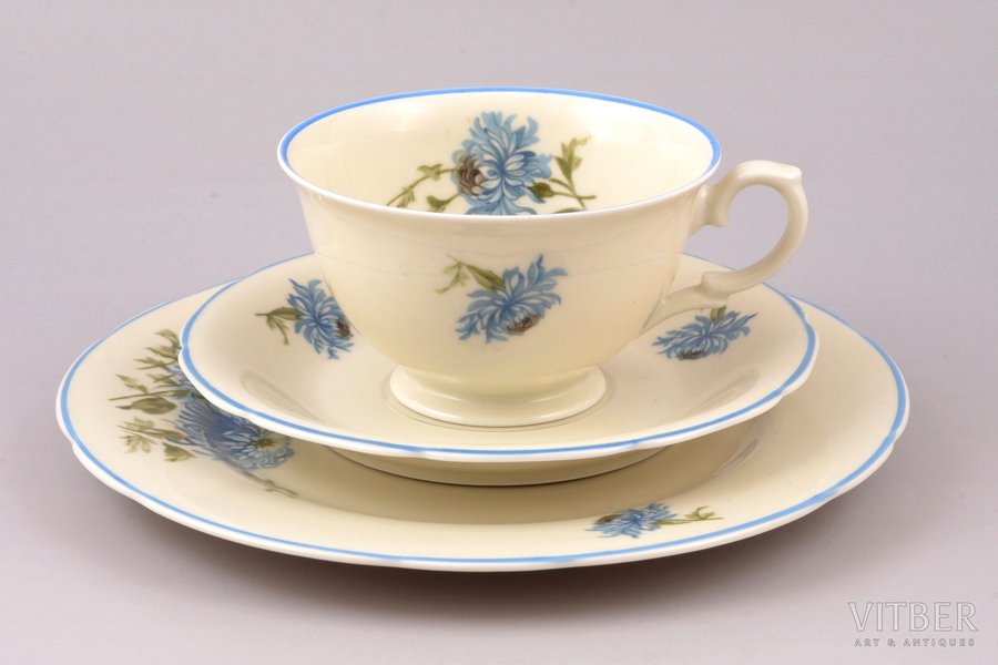 tējas trio, porcelāns, Rīgas Keramikas fabrika, Rīga (Latvija), 1940-1941 g., h (tasīte) 5.8 cm, Ø (šķīvīši) 14.5 / 19.3 cm, otrā šķira