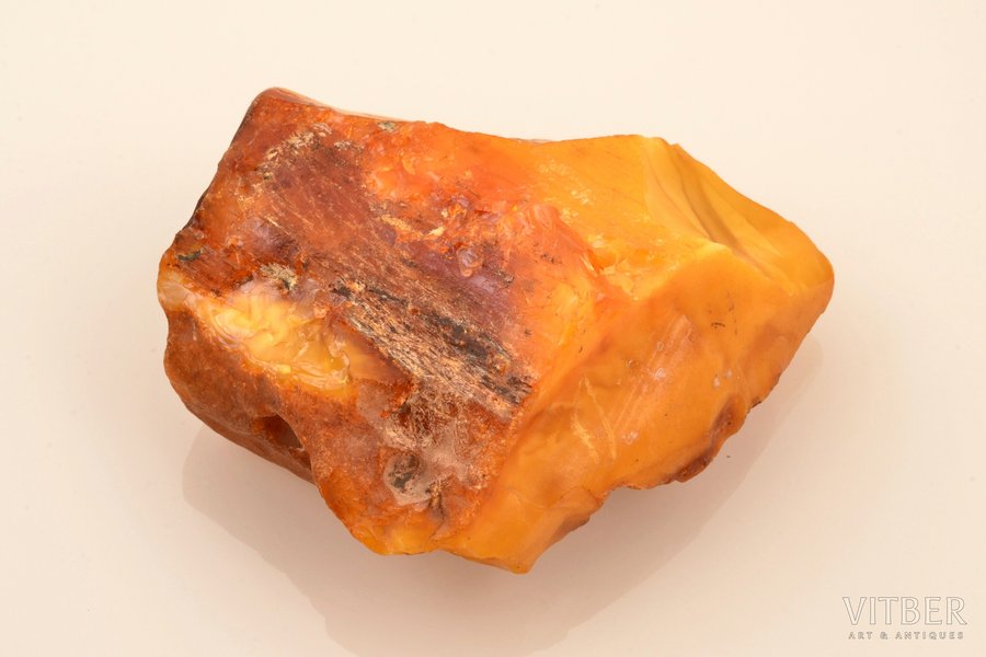 amber, 54 g., the item's dimensions 6.2 x 6.1 x 2.9 cm