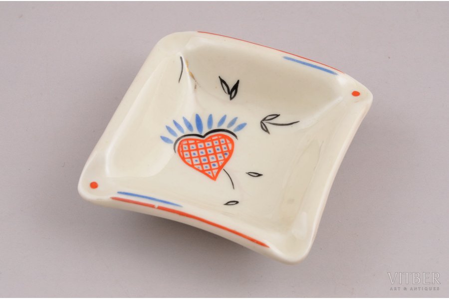 ashtray, Heart, porcelain, M.S. Kuznetsov manufactory, signed painter's work, handpainted by Olga Kateneva-Neimane, Riga (Latvia), 1934-1936, 6.9х6.9х2.2 cm, second grade