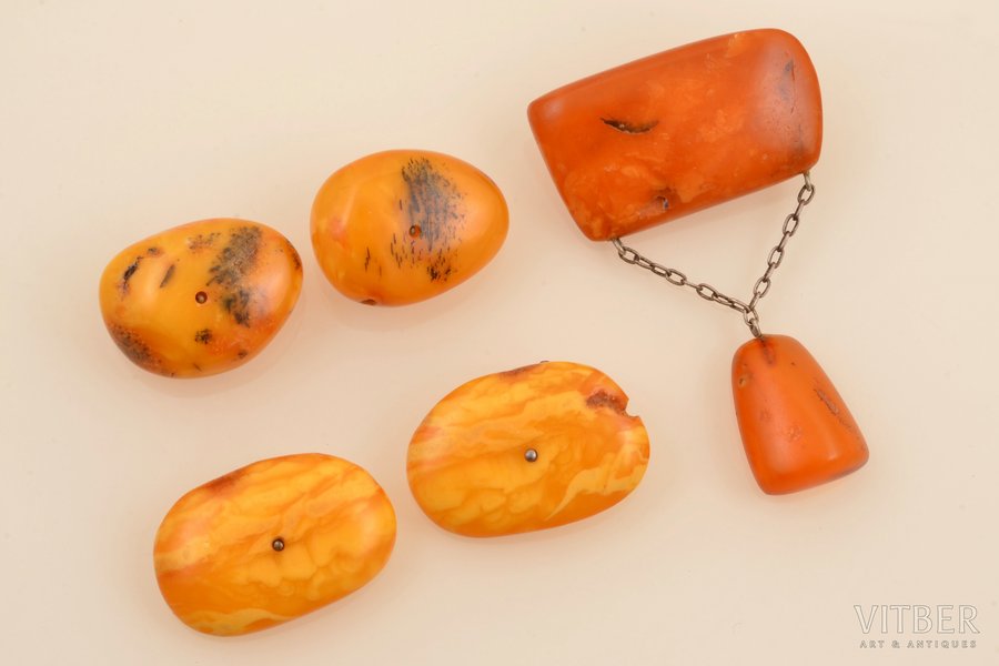 a set of brooch and 2 pairs of cufflinks, amber, total weight of items 29 g., brooch 7 x 4.3 cm, cufflinks 2.2 x 3 cm / 3.5 x 2.4 cm; cufflinks with defects on clasps, brooch with chip on the surface