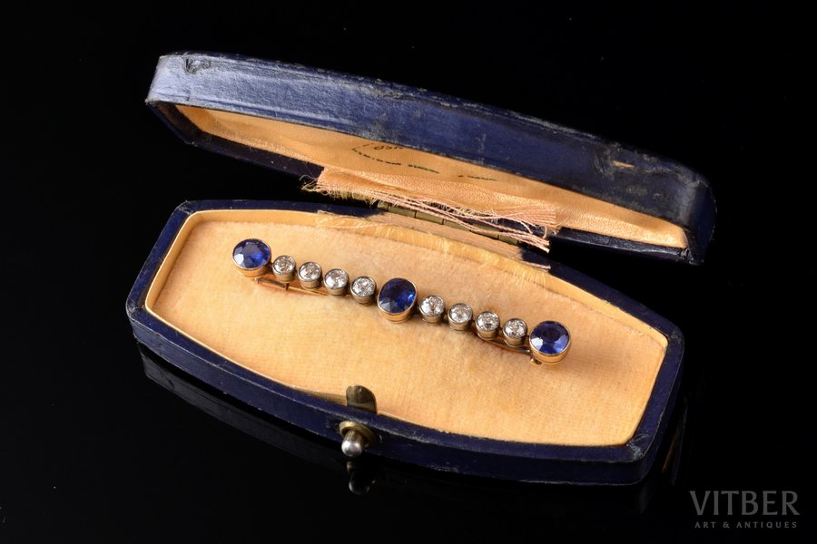a brooch, gold, 14 К standard, 5.47 g., the item's dimensions 5.8 x 0.75 cm, diamonds, sapphire, 3 blue sapphires, TW 3.4 ct, 8 diamonds, old cut, TW 1.2 ct, clarity SI/I; in a case, central stone with a defect