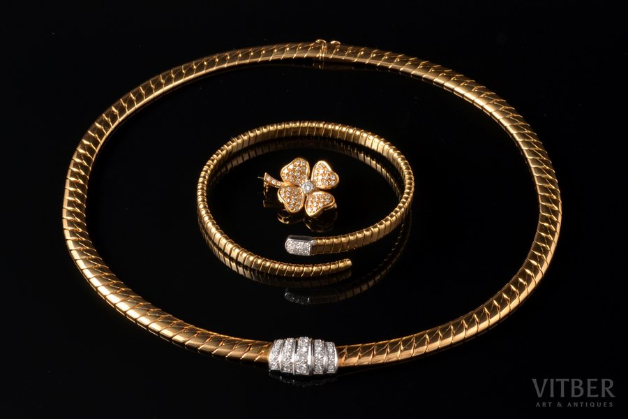комплект: браслет, брошь и ожерелье, золото, 750 проба, A. Tillander, общий вес изделий 96.975 г., бриллианты, ожерелье 41 см, браслет (внутренний размер) 5.7 x 5.2 см, брошь 2.2 x 1.8 см, в футляре
