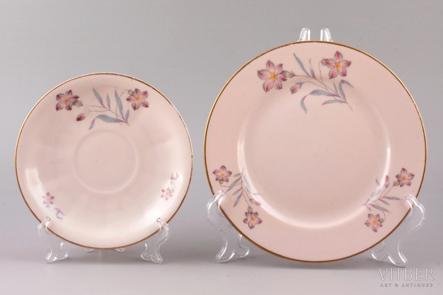 2 apakštasītes no tējas trio, porcelāns (rozā masa), M.S. Kuzņecova rūpnīca, Rīga (Latvija), 1934-1940 g., Ø (apakštasīte) 19.4 / 15.3 cm, trešā šķira