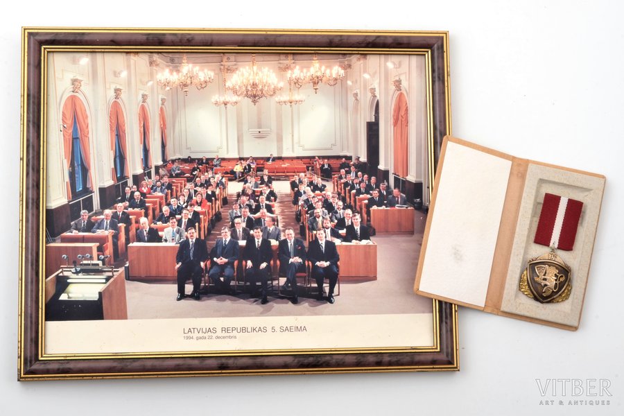 komplekts: fotogrāfija un nozīme, Latvijas Republikas 5. Saeima (1994.g., 24 x 30.2 cm); 1991. gada barikāžu dalībnieka piemiņas zīme "BAF", № 422, kastītē, Latvija, 20.gs. 90-ie gadi