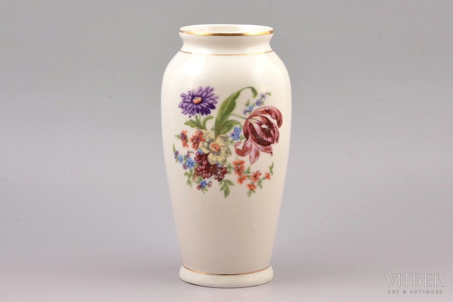 vase, flower motif, porcelain, Rīga porcelain factory, Riga (Latvia), USSR, the 50ies of 20th cent., 19.5 cm