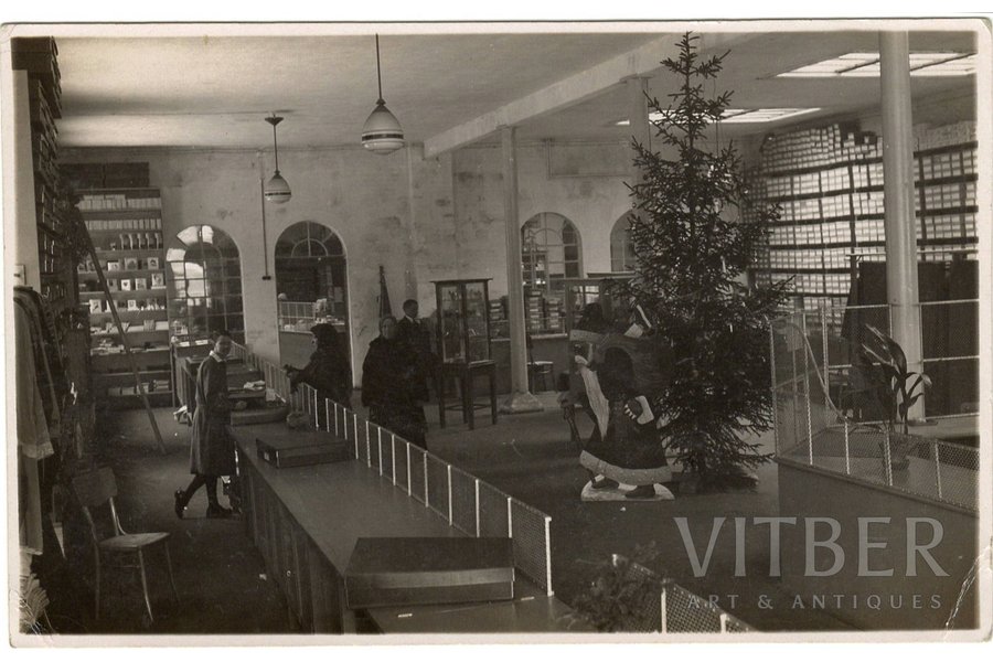 фотография, интерьер магазина с новогодними декорациями, 20-30е годы 20-го века, 8.4 x 13.2 см