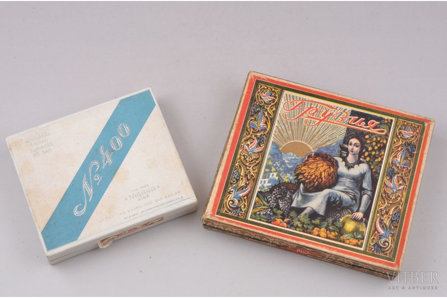 komplekts, 2 tabakas kastītes, "№ 400" (pilnā komplektācijā, Tabakas fabrika "Tabaka", Rīga) un "Грузия" (Tbilisi tabakas fabrika  №1, PSRS), kartons, Latvija, PSRS, 20. gs. 1. puse, 8.1 x 9.5 x 1.9 / 10.1 x 11.9 x 2.2 cm
