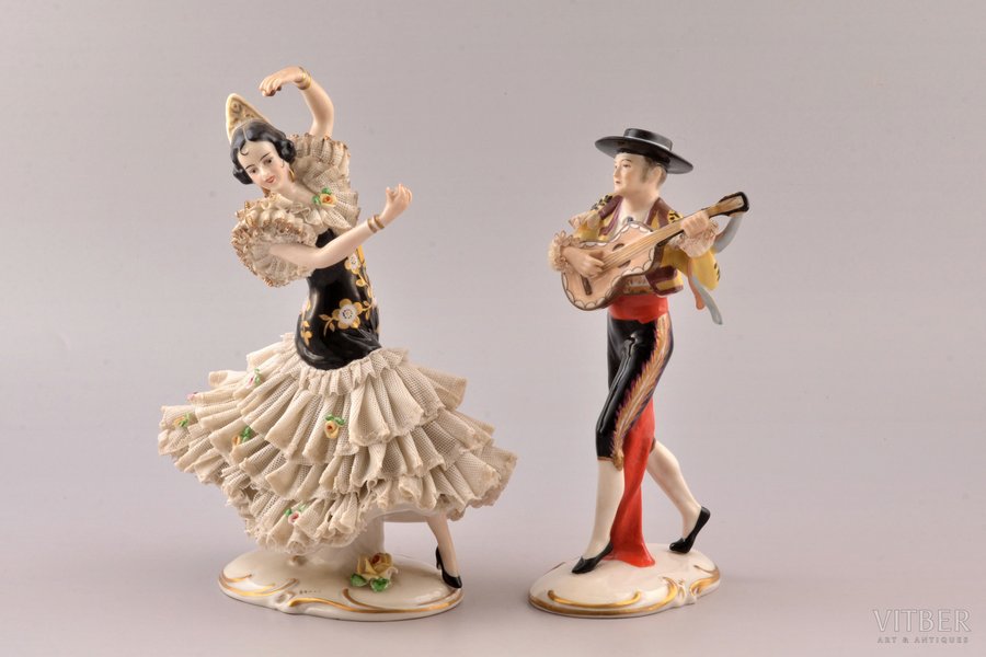 statuešu pāris, Spāņu dejotāja un Ģitāras spēlētājs, porcelāns, Vācija, Friedrich Wilhelm Wessel, 20. gs. vidus, h 20.5 / 18 cm, nelieli mežģīņu elementu defekti
