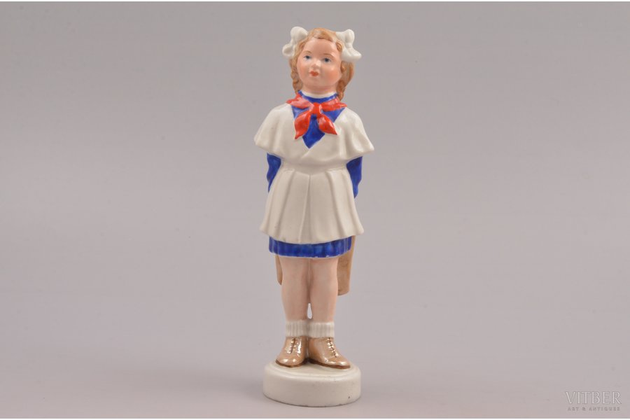 figurine, Young Pioneer Girl, porcelain, Riga (Latvia), USSR, Riga porcelain factory, molder - Zina Ulste, the 50ies of 20th cent., 16 cm, first grade