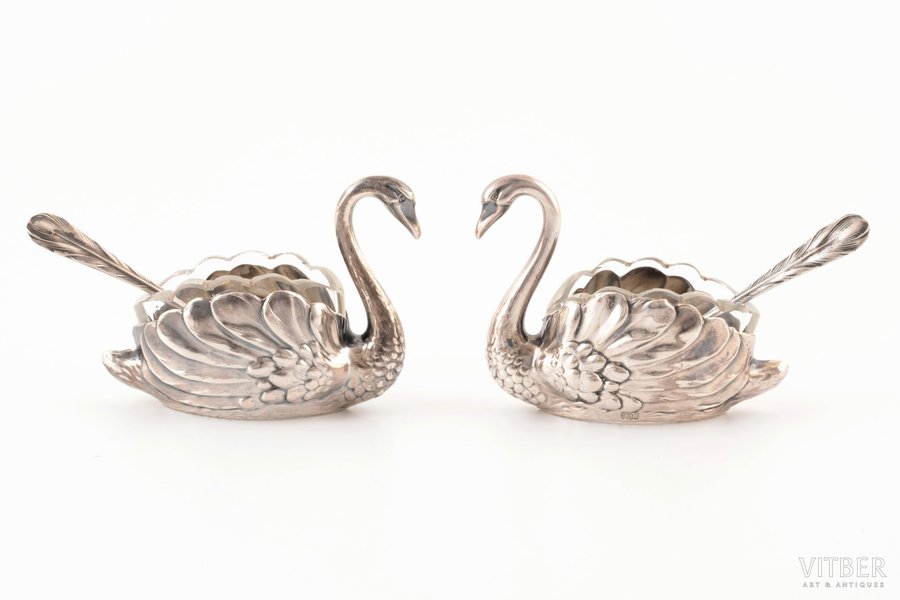 pair of saltcellars with glass and spoons, Swans, silver, 830s standard, total silver weight 28.4 g, salt cellar 7 x 2.9 x h 5.1 cm, spoon 7.1 cm, Scandinavia, traces of everyday use