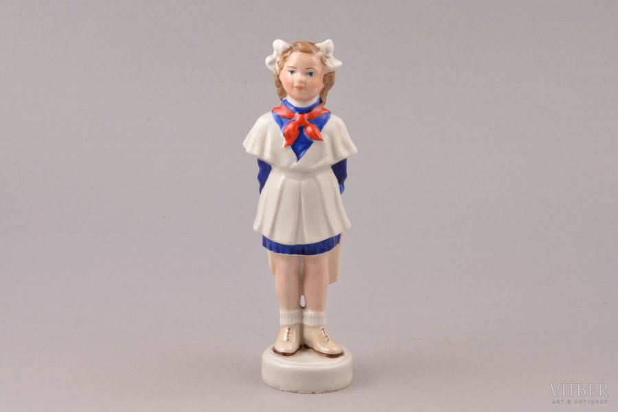 figurine, Young Pioneer Girl, porcelain, Riga (Latvia), USSR, Riga porcelain factory, molder - Zina Ulste, the 50ies of 20th cent., 16 cm, first grade