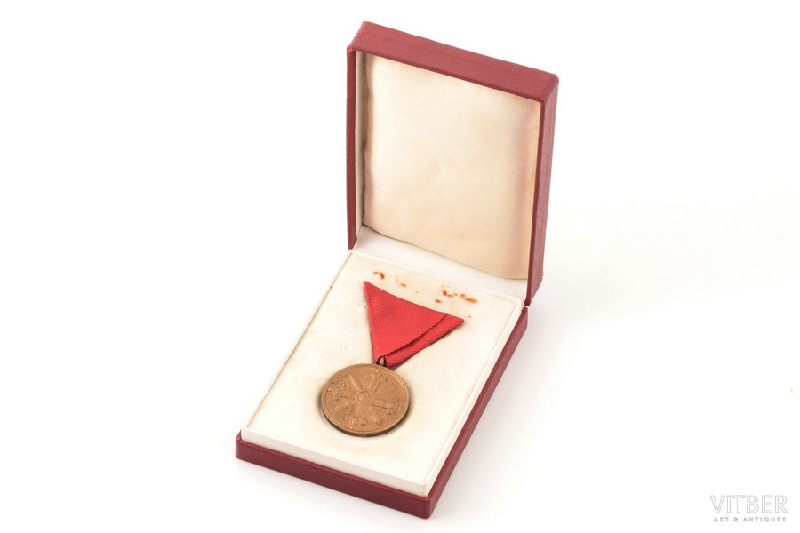 Почётный знак отличия ордена Виестура с мечами, 3-я степень, бронза, Латвия, 30-е годы 20-го века, Ø 30 x 35 мм, фирма "S. Bercs", в футляре