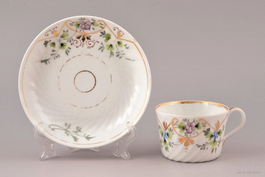 tea pair, porcelain, M.S. Kuznetsov manufactory, hand-painted, Riga (Latvia), Russia, 1890-1910, h (cup) 5.3 cm, Ø (saucer) 14.1 cm
