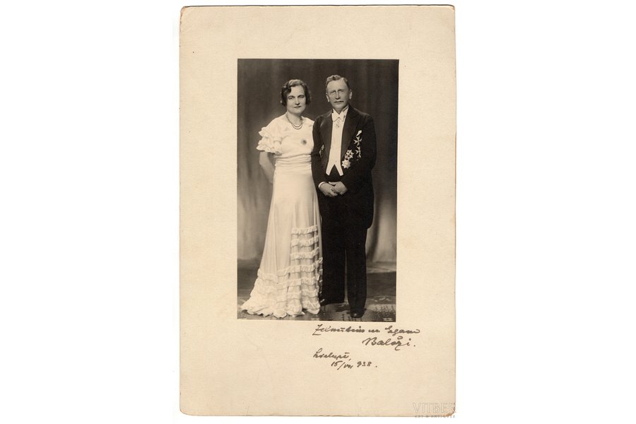фотография, на картоне, Францис Балодис (Francis Balodis) с женой, Латвия, 1938 г., 22.4 x 13.8 см, Францис Балодис (1882-1947) - латышский археолог и египтолог, основоположник археологии в Латвии.
