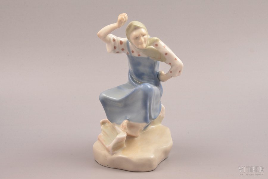 figurine, Old woman from "The Tale of the Fisherman and the Fish", porcelain, USSR, sculpture's work, molder - Taisija  Poluikeviča, 1957, 14 x 9 cm