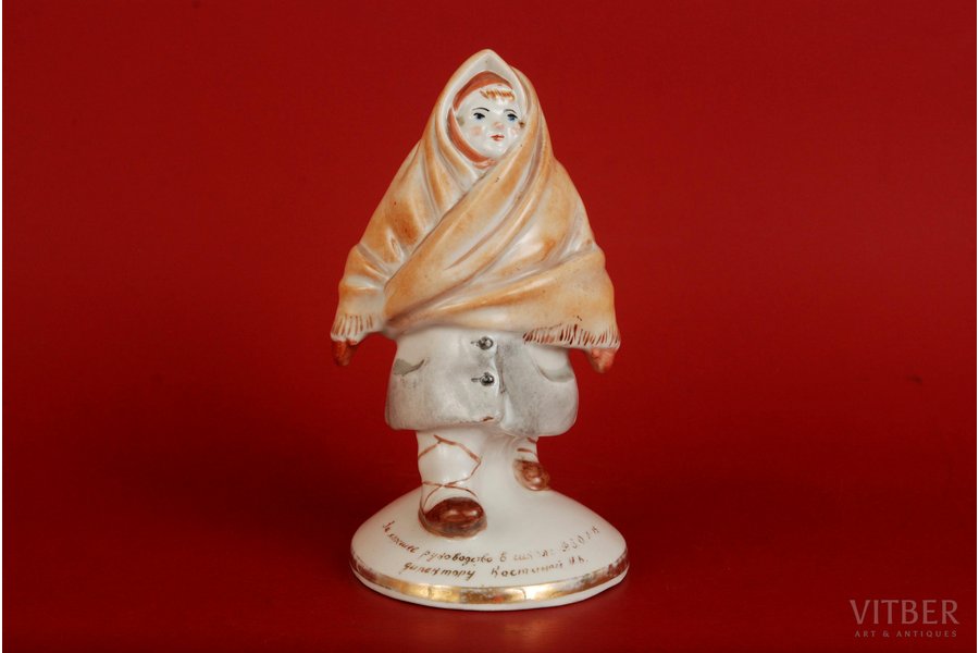 statuete, Jauniete ar lakatiņu, porcelāns, Rīga (Latvija), PSRS, Rīgas porcelāna rūpnīca, 20 gs. 40tie gadi, 15 cm