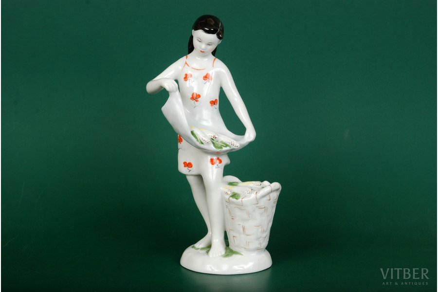 statuete, Meitene ar kukurūzu, porcelāns, PSRS, LFZ - Lomonosova porcelāna rūpnīca, modeļa autors - S.B. Velihova, 20 gs. 60tie gadi, 18 cm