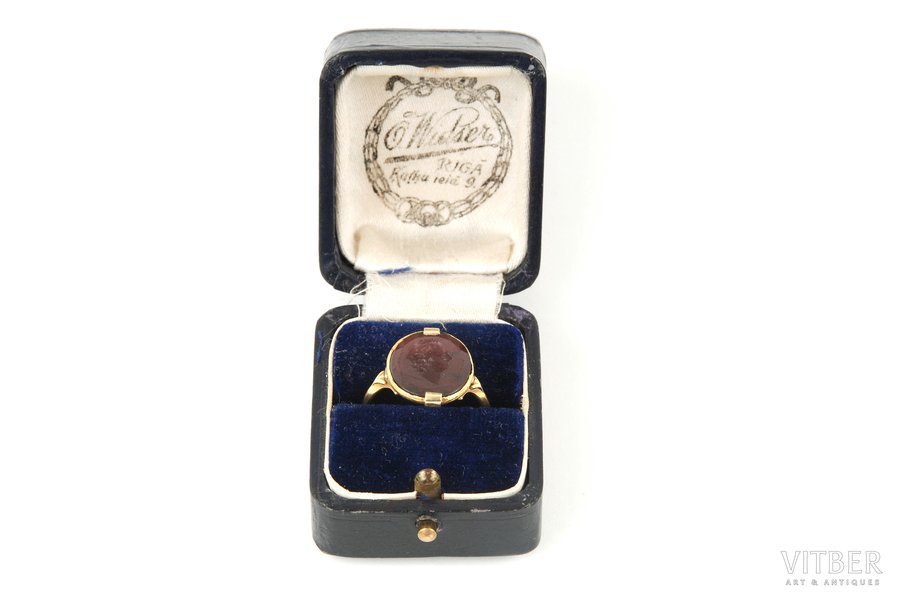 gold, 750 standard, 4 g., the size of the ring 17, garnet, the 19th cent., Intaglio on the garnet