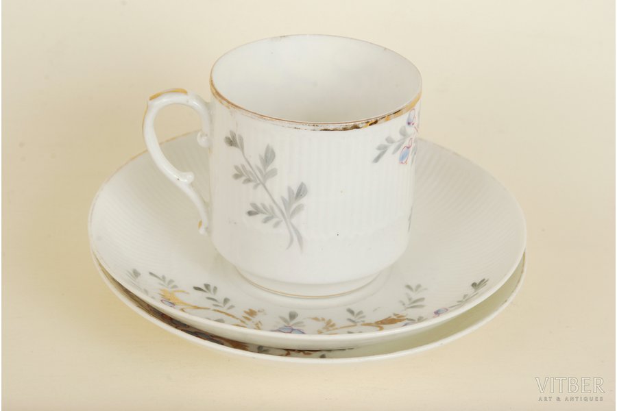 tea trio, M.S. Kuznetsov manufactory, Russia, the beginning of the 20th cent., cup's height 7 cm, saucers' diameter 14.5 cm