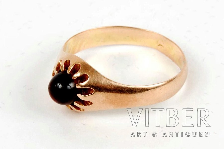 gold, 56 standard, 2.5 g., the size of the ring 17.5, garnet, the beginning of the 20th cent., Russia