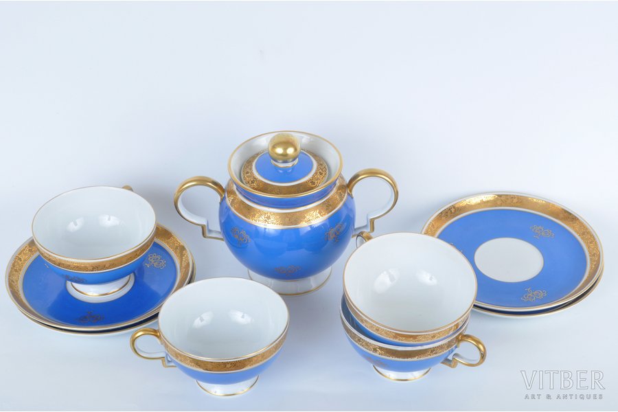 servīze, 9 priekšmeti: 4 tējas tasītes (augstums 5.5 cm), 4 apakštasītes (diametrs 14.5 cm), cukurtrauks (augstums 13.5 cm), M.S. Kuzņecova rūpnīca, Rīga (Latvija), 1937 g., kobalts