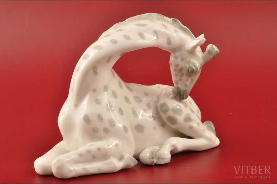 statuete, Žirafe, porcelāns, Rīga (Latvija), PSRS, autordarbs, modeļa autors - Pjotrs Vesjolovs, 20 gs. 50tie gadi, 11.5 x 17 cm, 1956.g.