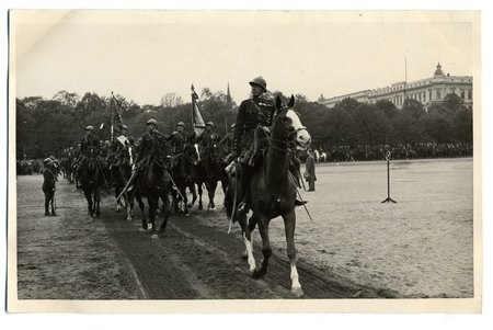 фотография, Парад Латвийской Армии на Эспланаде, 20-30е годы 20-го века, 13.5х8.6 см