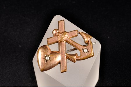 a brooch, Faith, hope, love, metal, gilding, 2.15 g., the item's dimensions 2.2 x 2.8 cm