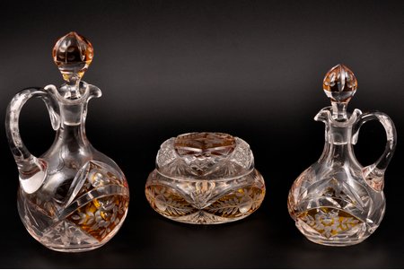 a set of 2 carafes and candy-bowl, colored crystal, the 1st half of the 20th cent., h 19.5 , Ø 10.1  / h 16.3, Ø 8.9  / h 7.2, Ø 11.7 cm