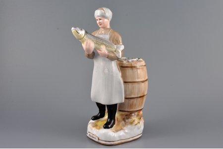 statuete, Baikāla zvejnieks, porcelāns, PSRS, Haitinskas porcelāna rūpnīca, 1954-1957 g., 22.5 cm, pirmā šķira, nošķēlums uz zivs