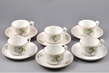 set of 6 coffee pairs, porcelain, I. E. Kuznetsov Plant on Volkhov, Russia, 1913-1918, Ø (plate) 11.3 cm, h (cup) 4 cm, tiny chip on one of the saucers