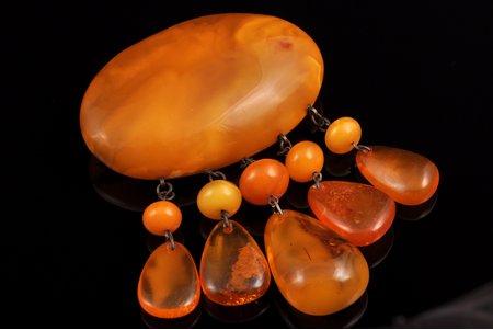 a brooch, (total) 37.30 g., the item's dimensions (biggest stone) 6.3 x 4.1 x 1.4 cm, amber