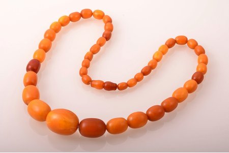 beads, amber, 61.01 g., largest stone size 2.9 x 2.3 x 2.3 cm, total length 65 cm