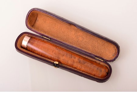 pipe, melted amber, gold, 375 standard, 16.55 g., the item's dimensions 10.5 cm, Birmingham, Great Britain, in leather case, chip at the base