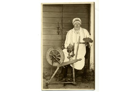 фотография, женщина за прялкой, Латвия, 20-30е годы 20-го века, 13,6x8,6 см