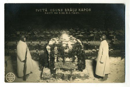 fotogrāfija, Goda sardze Latviešu Strēlniekiem Brāļu kapos pie Svētā uguns, Latvija, 1924 g., 13,6x8,6 cm