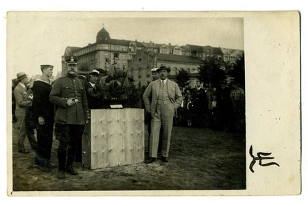 fotogrāfija, Rīga, Skautu organizācijas pārstāvji pasniedz Jūras skautu vienībai ceļojošo balvu, priekšējā plānā ģenerālis Gopers, Latvija, 1929 g., 13,8x8,6 cm