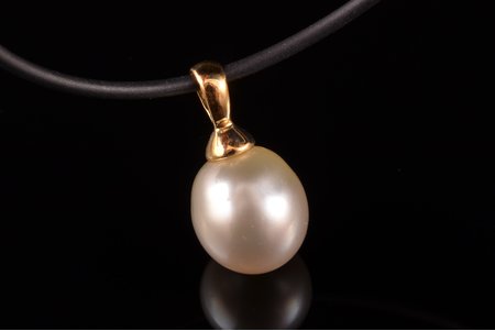 a pendant, gold, 750 standard, 1.90 g., the item's dimensions 1.1 x 0.97 x 0.97 cm, pearl, Australia, clasp - silver 925; with certificate of authenticity