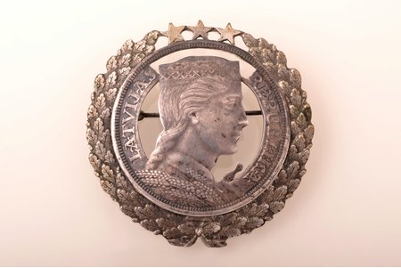 sakta, no 5 latu monētas, sudrabs, 17.73 g., izstrādājuma izmērs 4.7 x 4.7 cm, 20 gs. 20-30tie gadi, Latvija