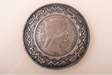 sakta, no 5 latu monētas, sudrabs, 31.34 g., izstrādājuma izmērs Ø 5.7 cm, 20 gs. 20-30tie gadi, Latvija