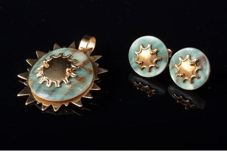 a set, earrings, a pendant, gold, 750, 18 k standard, 5.87 (3.36 + 2.51) g., mother-of-pearl, Kreolor Seychelles, pendant 2.8 x 2.5 cm, earrings Ø 1.2 cm