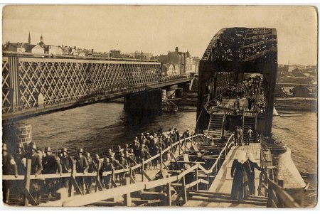 фотография, Рига, взорванный железнодорожный мост, маршируют немцы, Латвия, 8.8 x 13.8 см
