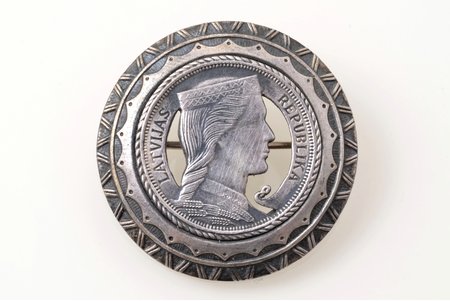 sakta, no 1 lata monētas, sudrabs, 9.50 g., izstrādājuma izmērs Ø 3.3 cm, 20 gs. 20-30tie gadi, Latvija