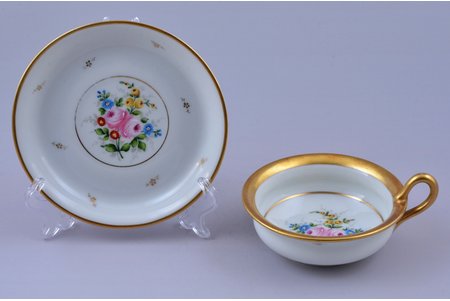 tea pair, porcelain, M.S. Kuznetsov manufactory, signed painter's work, handpainted by Arcady Belokopitov, Riga (Latvia), 1934-1936, h (cup with handle) 5.1 cm, Ø (saucer) 12.1 cm