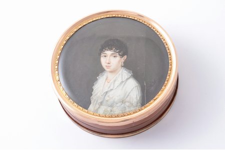 snuff-box, boîte-à-miniature, painting on ivory, by artist Oubourg, edge on lid - gold, edge on box bottom - gilding, turtle shell, France, 1808, Ø 8.2 cm, crack