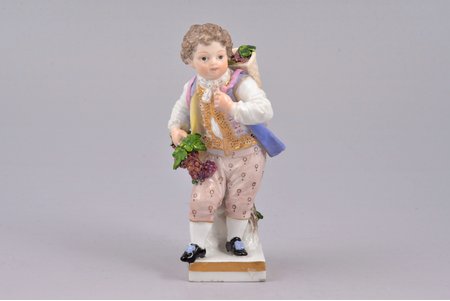 statuete, Zēns ar vīnogām, porcelāns, Vācija, Meissen, 19. gs., h 9.9 cm, RESTUARĀCIJA: Kreisas rokas un vestes kreisas daļas