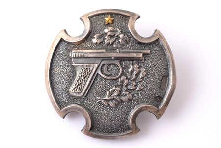 nozīme, Izcils šāvējs no pistoles (ar vienu zvaigznīti), sudrabs, 875 prove, Latvija, 20.gs. 20-30ie gadi, 31.3 x 31.7 mm, O. Pērkona, A. Kocejeva darbnīca