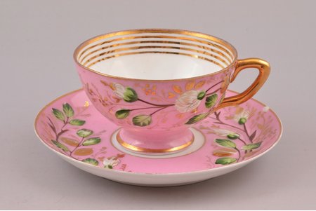 tējas pāris, porcelāns, M.S. Kuzņecova rūpnīca, Krievijas impērija, 1864-1889 g., Ø (apakštasīte) 14.3 cm, h (tasīte) 5.3 cm, Duļevas fabrika; nošķēlums uz apakštasītes malas
