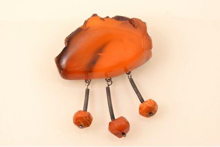 a brooch, amber, 36.40 g., the item's dimensions 6.1 x 6.1 cm, size of the large amber 4 x 6.1 x 1.7 cm